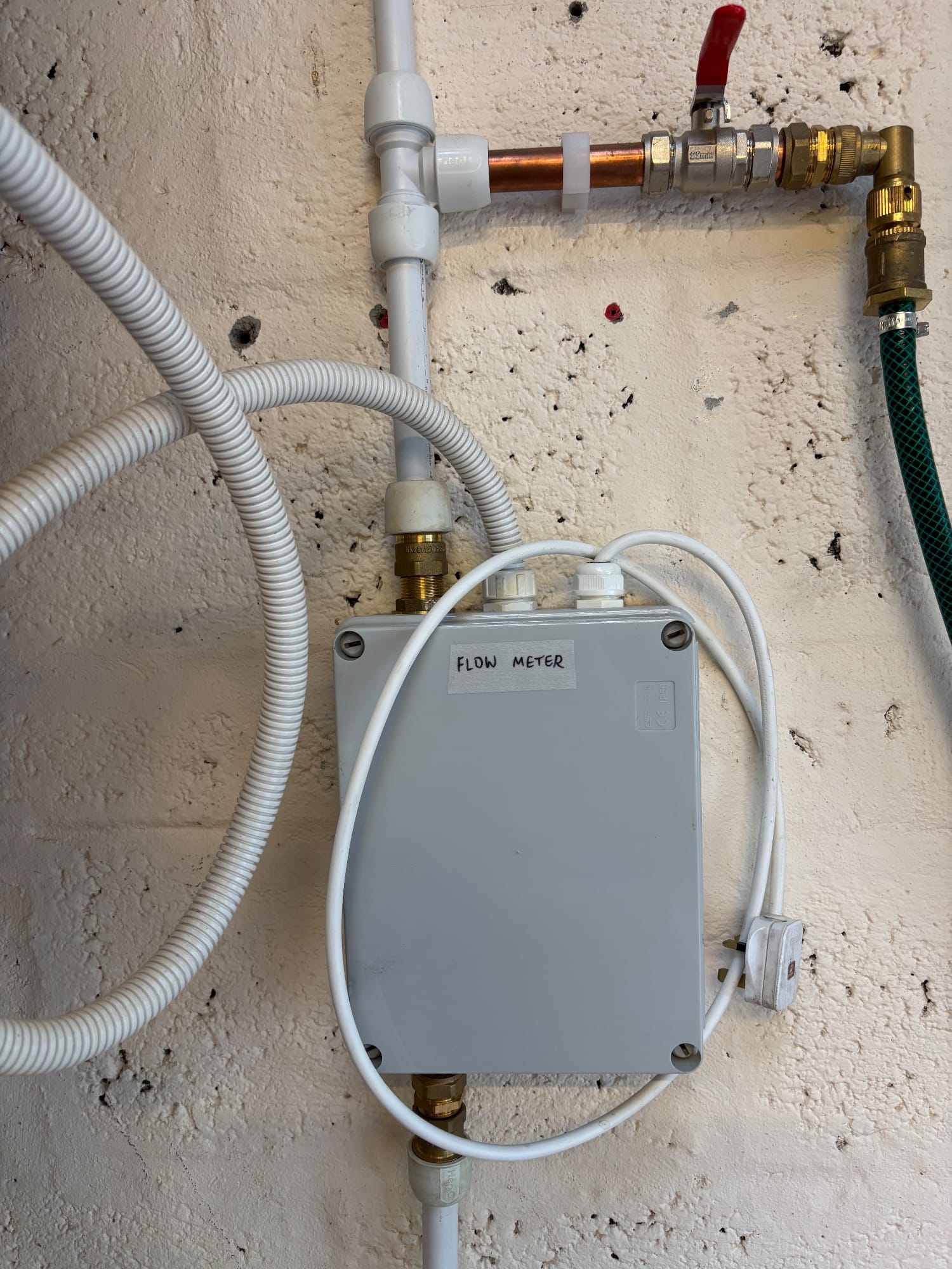Flow meter housing and water feed