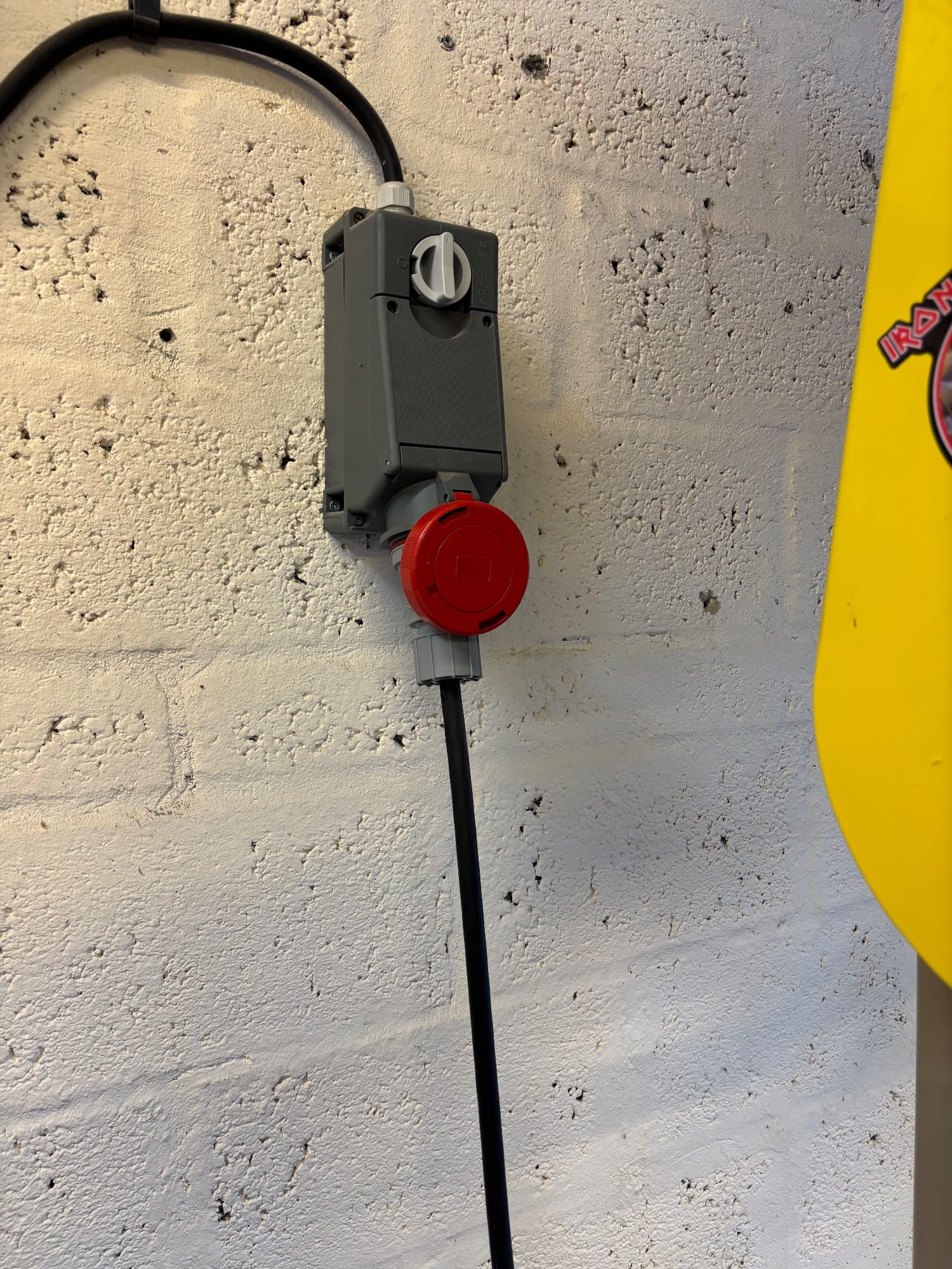 3-phase inlet with switched wall socket