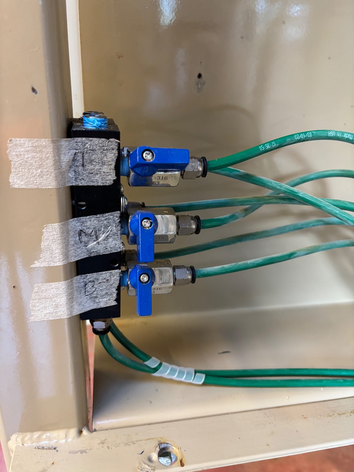 Pneumatic valve manifold for the discharge gates
